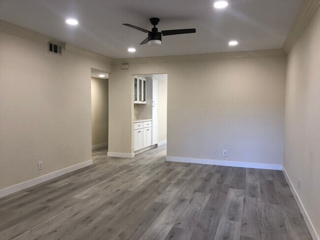 Foto del edificio - Remodeled 2 bedroom 1 bathroom with large ...