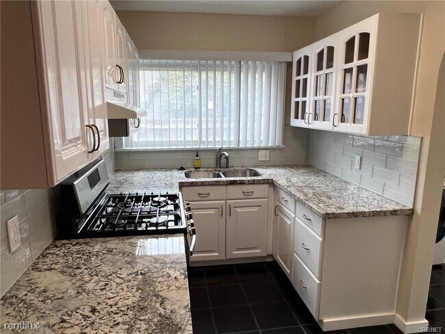 Foto del edificio - 2 br, 1 bath House - 647 N Curson Ave
