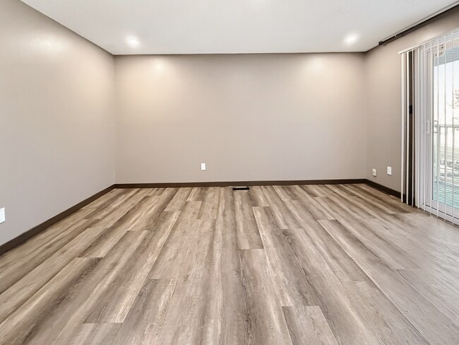 Building Photo - 1517-1544 44 St SE