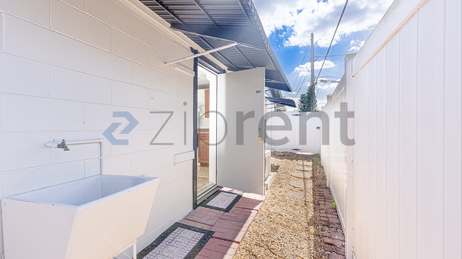 Building Photo - Unit