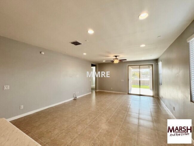 Building Photo - Great 5 bedroom home in Phoenix gated comm...