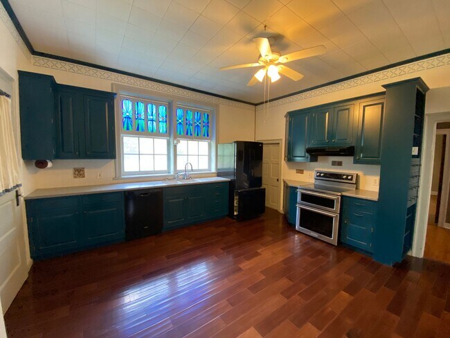 Foto del edificio - Historic 1800s Home for Rent! - 4 Bedrooms