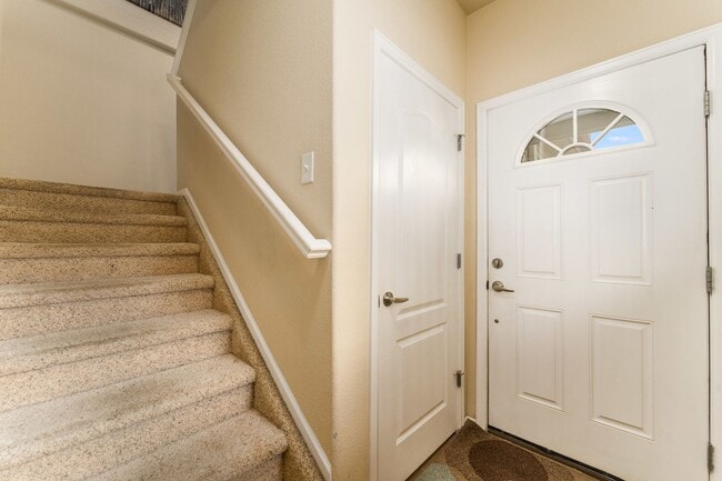 Foto del edificio - 2 bed/1 bath Townhome with Garage, Pool, Clubhouse