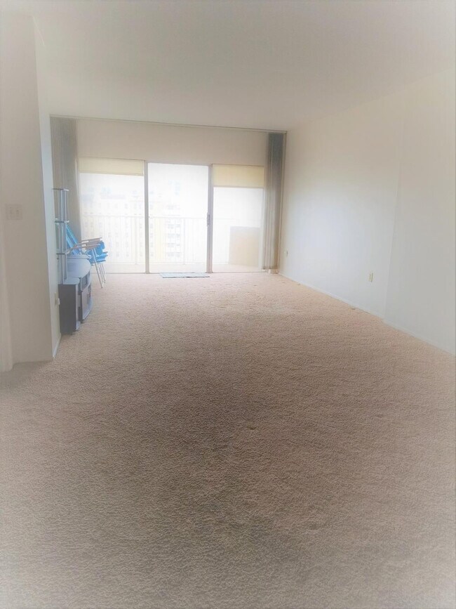 Building Photo - 1950 S Ocean Dr