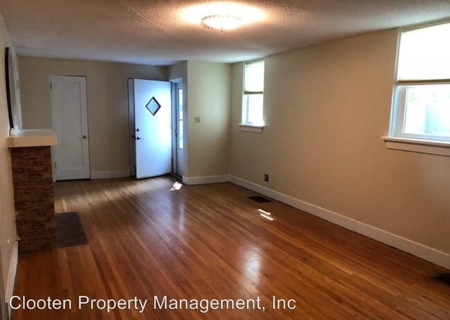 Building Photo - 206 E Ave D