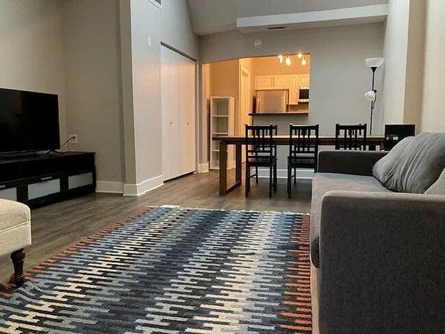 Foto del edificio - 309 W Charles St