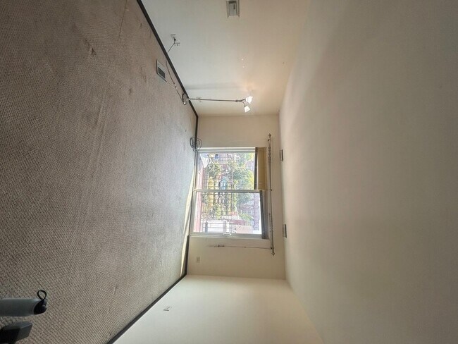 Building Photo - 2615 W Foster Ave