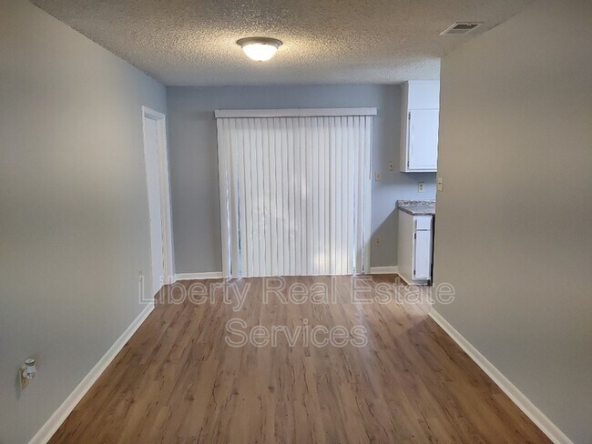 Building Photo - 304 Simpson St