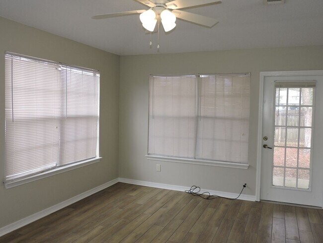 Building Photo - Convenient to schools, shopping & hospitals.