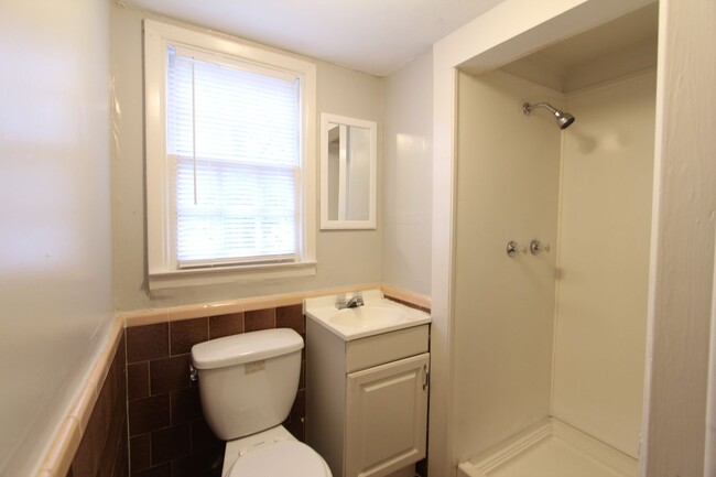 Building Photo - Large and Cute 4BR 2BA Eastlake Home in Mo...