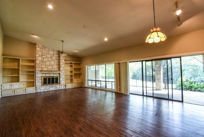 Building Photo - On Golf Course Townhome
