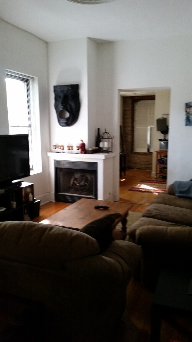 Living - 1522 N Mohawk St