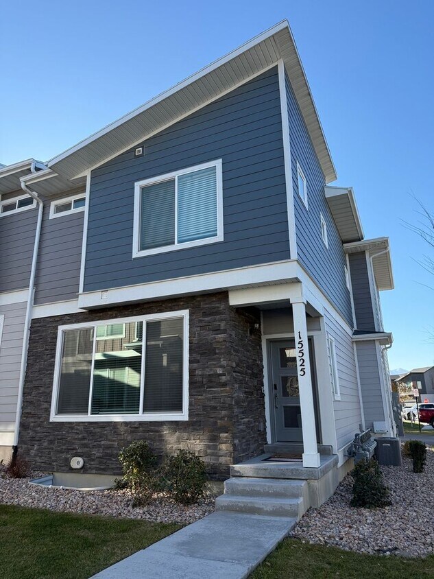 Foto principal - Move-In Ready Townhome in Fast-Growing Bluffdale