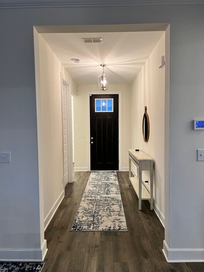 Building Photo - 4 Bed, 3 Bath Home w/ 2 Car Garage and Com...