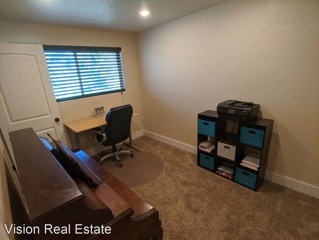 Building Photo - 2 br, 1 bath House - 995 E Center St #11