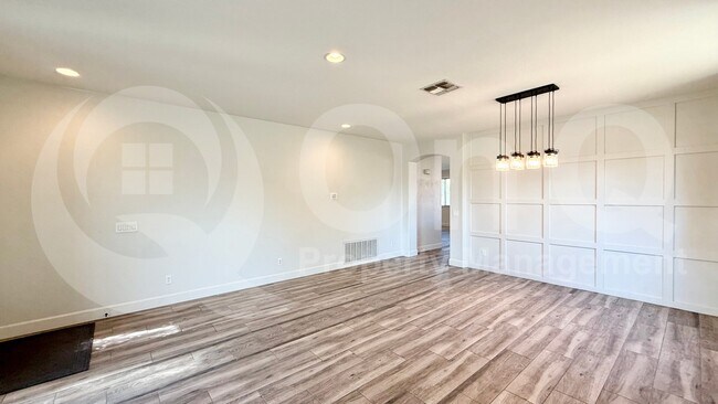 Foto del edificio - 572 N Bell Dr