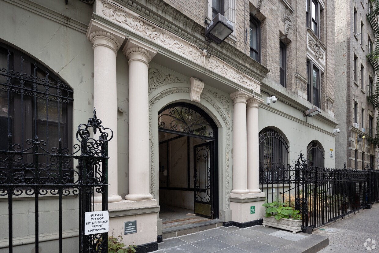 Building Photo - 200 W 109th St