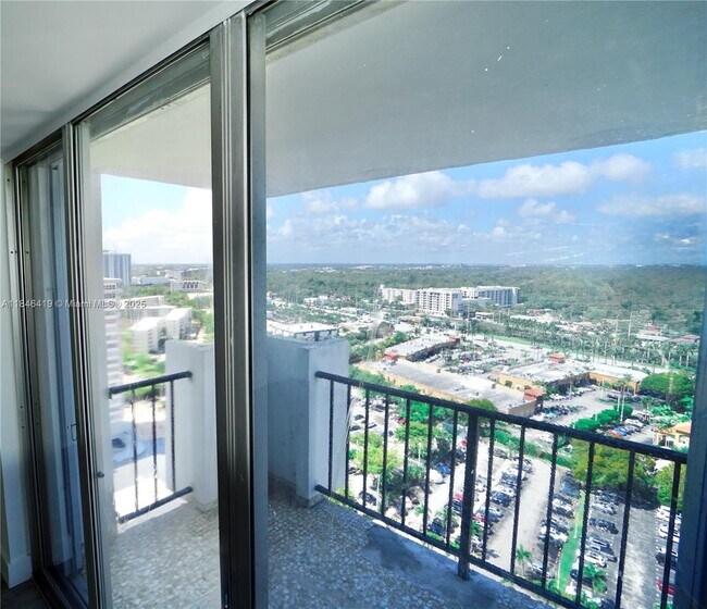 Foto del edificio - 2750 NE 183rd St