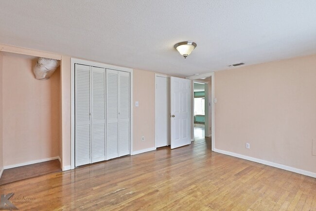 Foto del edificio - Plenty of Room! Cute yards