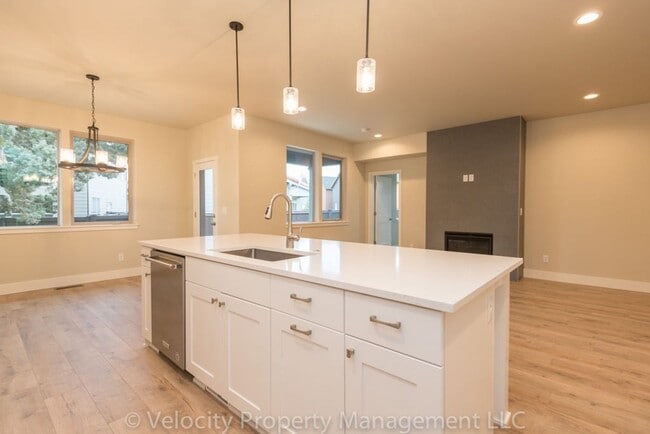 Building Photo - Townhome with Primary Bedroom on the Main ...