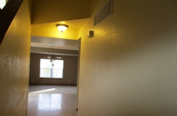 Building Photo - 3 Bed 2.5 Bath Fenced In Duplex, Waynesvil...