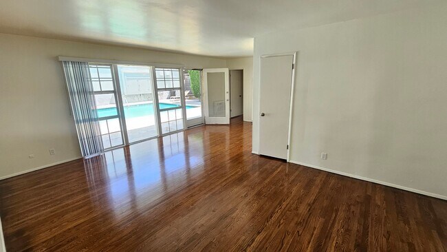 Foto del edificio - 11030 Moorpark St