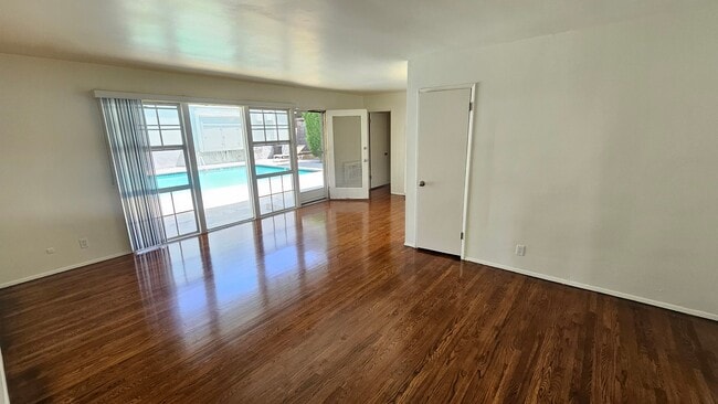 Building Photo - 11030 Moorpark St