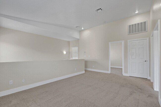 Building Photo - 3 bedroom Townhouse