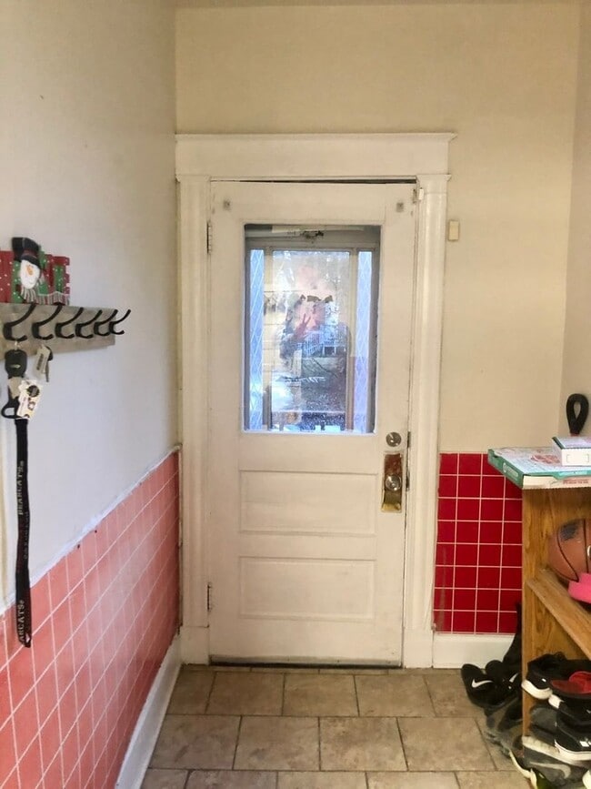 Building Photo - Xavier & UC Students - 2026-2027 School Year - Spacious House with Backyard and Deck!