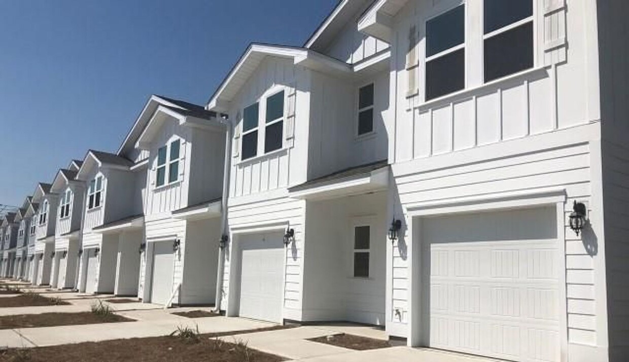 Foto principal - 227 Sandhill Pines Dr