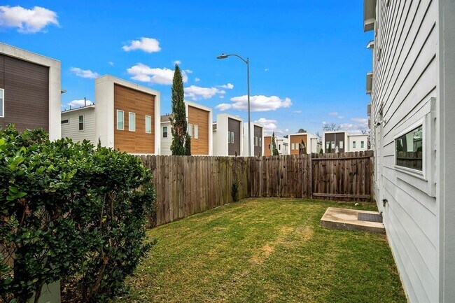 Foto del edificio - 5511 Paraiso Pl