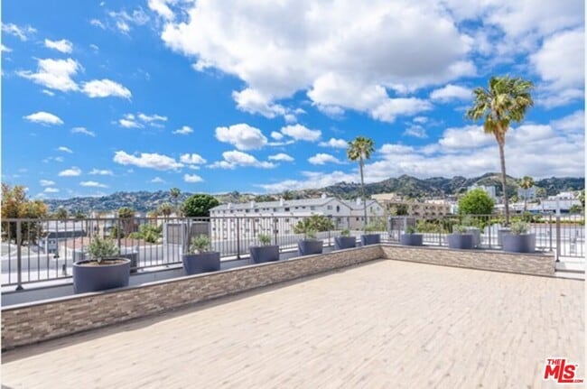 Foto del edificio - 1338 N Formosa Ave