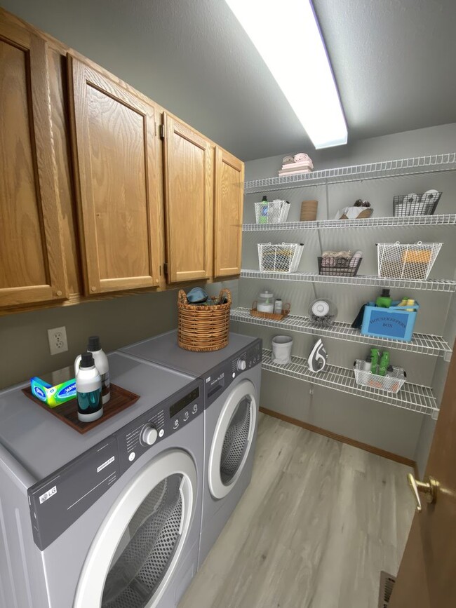 Building Photo - Peach103 (CWP)