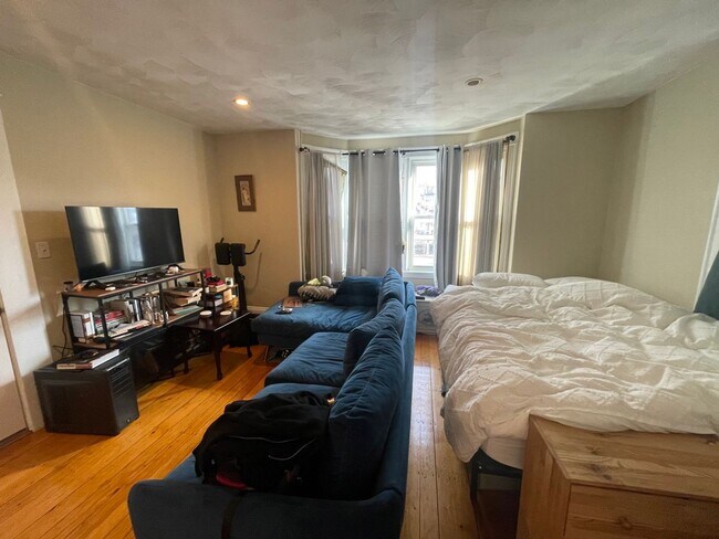 Building Photo - Avl Now: Sunny two-room Studio in Oak Square - No Fee!