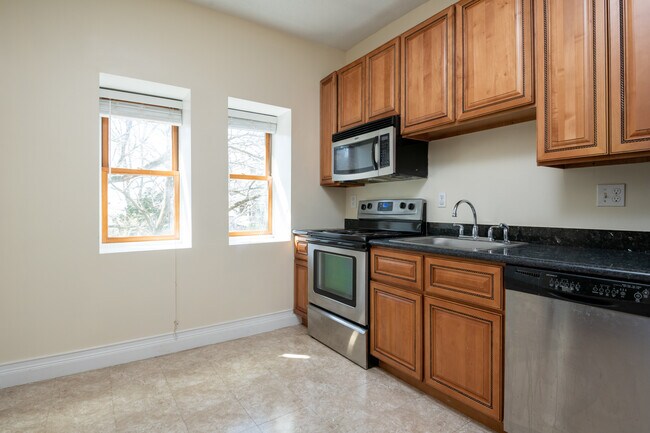 Building Photo - Charming 1 Bed/1 Bath in Mount Pleasant. P...