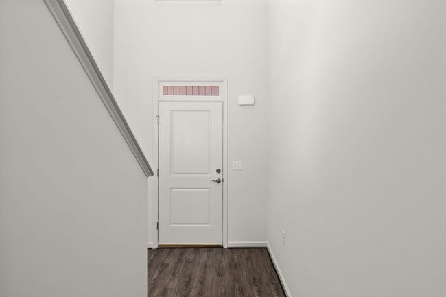 Building Photo - 2 Bed 2.5 Bath Townhome