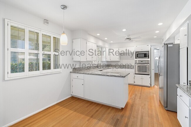 Building Photo - 602 W Palmaire Ave