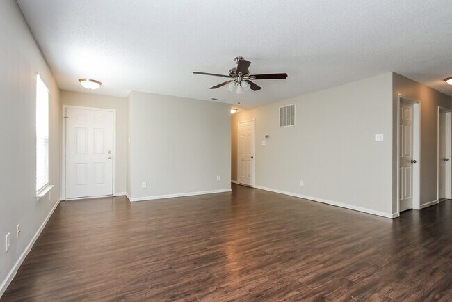 Foto del edificio - 6715 Everbloom Ln