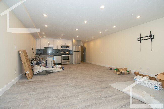 Building Photo - Avl Now! Loft-style Studio on Comm Ave w/A...