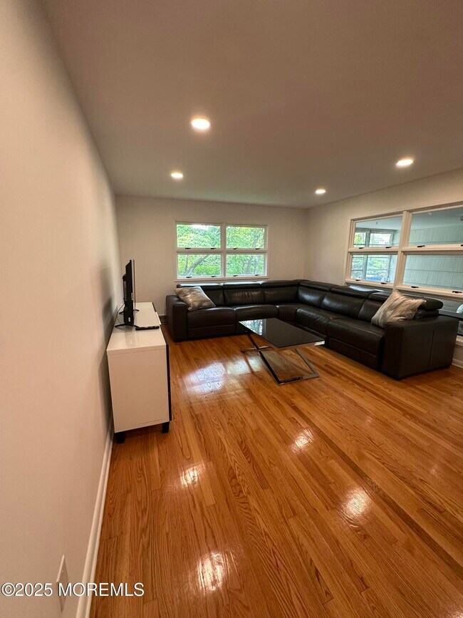 Foto del edificio - 172 Larchwood Ave