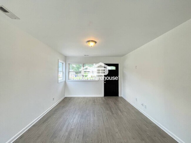 Foto del edificio - 8116 Nathan Ave