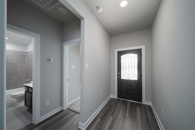 Foto del edificio - 8019 Virginia Dr