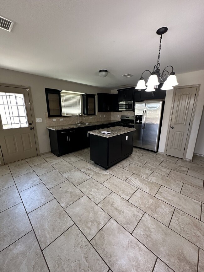 Foto del edificio - "Charming 3-Bedroom Oasis with 2 Full Bath...