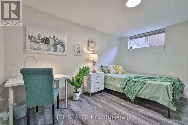 Photo du bâtiment - 5 Sorauren Ave