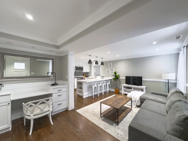 Building Photo - 3445 N Hoyne Ave