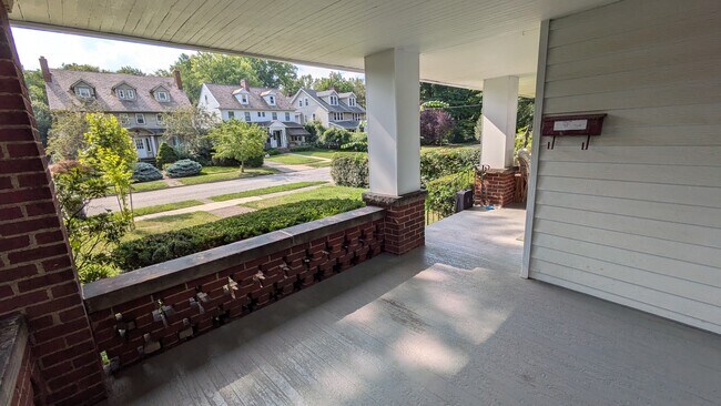 Foto del edificio - 2438 Woodmere Dr