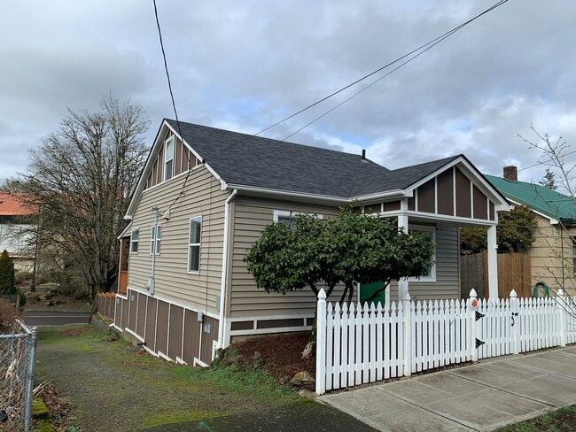 Building Photo - Updated Two-Story Bungalow Near Willamette...