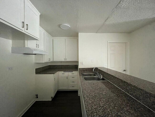 Foto del edificio - 9010 Tobias Ave