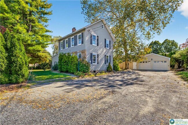 Foto del edificio - Beautifully updated Bethlehem home now available for rent that blends classic character with mode...