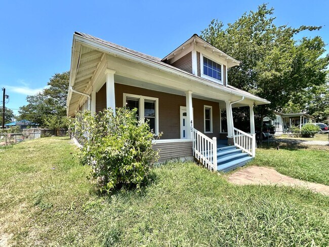 Foto del edificio - Inviting 2BR/1BA Single-Level Home with Po...